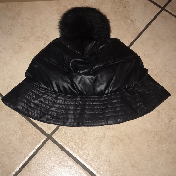 Women’s UGG ALL WEATHER BUCKET HAT W POM BLACK - Picture 2 of 7
